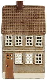 27608-18 Hus til fyrfadslys My Home Town med brun dør fra Ib Laursen - Tinashjem